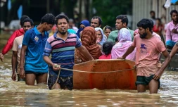 Des sauveteurs bénévoles viennent en aide aux habitants affectés par les inondations à Feni, le 23 août 2024 au Bangladesh