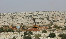 Une photo prise le 24 octobre 2017 montre des soldats de l'armée turque et des véhicules blindés sur une colline dans la région de Darret Ezza en Syrie, près de la frontière turque