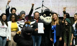 Le prĂ©sident colombien Gustavo Petro (C) lors de la signature de la loi "No MĂĄs OlĂ©" sur la place SantamarĂa Toro Ă Bogota, le 22 juillet 2024