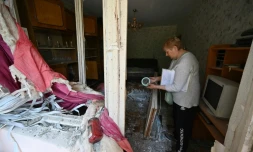 Habitante de Kharkiv, en Ukraine, dans son appartement détruit par la guerre, le 31 mai 2022
