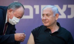 Le Premier ministre israélien Benjamin Netanyahu se fait vacciner le 9 janvier 2021 dans un centre à Tel Aviv