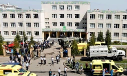 Des policiers devant une école aprÚs une fusillade, le 11 mai 2021 à Kasan, dans le centre de la Russie