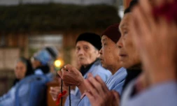 Des malades de la lèpre prient, le 20 janvier 2019 dans le centre de Van Mon, qui accueille des lépreux au Vietnam 