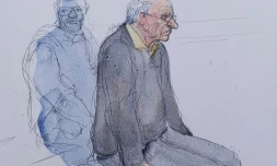 Croquis d'audience représentant l'ex-chirurgien pédocriminel Joël Le Scouarnec à son procès, le 23 mai 2025 à Vannes
