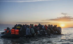 Des migrants embarquent pour une tentative de traversée de la Manche le 29 juillet 2025 au large de la plage de Gravelines, en France 
