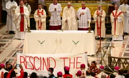Une banderole déployée par des manifestants pendant la messe célébrée par le pape François à Sainte-Anne-de-Beaupré, le 28 juillet 2022 au Québec