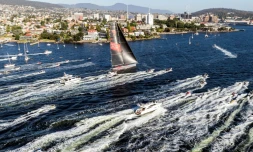 Le supermaxi Wild Oats XI, arrive en vainqueur à Hobart de la classique Sydney-Hobart, le 28 décembre 2018