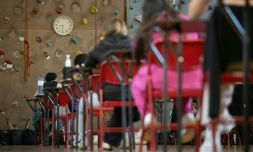 Des élèves pendant l'épreuve de philosophie du baccalauréat au lycée Michel de Montaigne à Mulhouse, dans l'est de la France, le 16 juin 2025