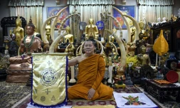 Le moine bouddhiste Phra Prommangkalachan, chargé à plusieurs reprises de bénir les joueurs de Leicester, le 14 mars 2016 à Bangkok
