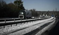 Un camion roule sur l'autoroute A10 après des chutes de neige, le 6 janvier 2026 à Saint-Léger en Charente-Maritime