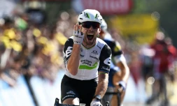 Le Britannique Mark Cavendish (Dimension Data) franchit en vainqueur la 14e étape du Tour, sa 4e victoire dans cette 103e édition, le 16 juillet 2016 à Villars-les-Dombes