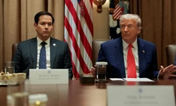 Le secrétaire d'Etat américain Marco Rubio (g.) s'exprime aux côtés du président américain Donald Trump lors d'une réunion à la Maison Blanche, le 10 avril 2025 à Washington