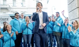 Sebastian Kurz, ministre des Affaires étrangères et chef du parti chrétien-démocrate ÖVP avec ses supporters le 13 octobre 2017 à Vienne