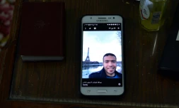 Photo prise le 5 février 2017 d'Abdallah El-Hamahmy, un Egyptien soupçonné d'avoir attaqué des militaires au Musée du Louvre, sur un smartphone appartenant à son père au domicile familial de Mansoura en Egypte