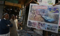 Des Pakistanais regardent les journaux sur les tensions avec l'Inde, le 28 février 2019 à Karachi 