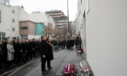 Emmanuel Macron (C) et Anne Hidalgo observent une minute de silence, le 7 janvier 2018 en hommage aux victimes des attaques jihadistes contre Charlie Hebdo et l'Hyper Cacher à Paris