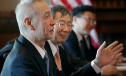 Le Vice-Premier ministre Liu He, au premier plan, lors, et sa délégation, à la table des négociations avec les membres de l'administration américaine, le 30 janvier 2019 à Wahsington  