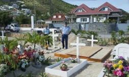 Des gendarmes dans le cimetière de Lorient, à Saint Barthelemy, où devait être enterré  Johnny Hallyday, le 11 décembre 2017