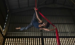 Le voltigeur Ibrahima Oulare s'entraßne au centre d'art acrobatique Fodéba Keïta à Conakry, le 6 septembre 2025 en Guinée