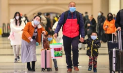 Des voyageurs portant un masque sur la bouche à la gare de Hankou à Wuhan (Chine), le 21 janvier 2020