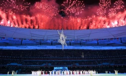 Des feux d'artifice explosent au-dessus du stade national lors de la cérémonie d'ouverture des Jeux paralympiques d'hiver de Pékin 2022, à Pékin, le 4 mars 2022