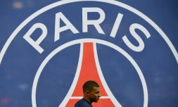 L'attaquant du PSG Kylian Mbappé passe devant le logo du PSG, le 23 février 2019 au Parc des Princes