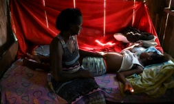 La sage-femme afro-colombienne Marciana Caycedo palpe le ventre d'une femme enceinte Ă Isla Mono, le 23 avril 2019 en Colombie