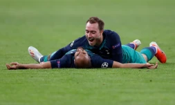La joie du Brésilien Lucas Moura (dos au sol), auteur d'un triplé contre l'Ajax, et de son coéquipier Christian Eriksen aprÚs la qualification pour la finale de la Ligue des champions, le 8 mai 2019 à Amsterdam