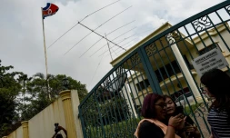 Des journalistes attendent devant l'entrée de l'ambassade de Corée du Nord, le 5 mars 2017 à Kuala Lumpur, en Malaisie 