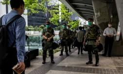 Des policiers anti-émeutes montent la garde devant le siÚge du Conseil législatif de Hong Kong, le 4 juin 2020