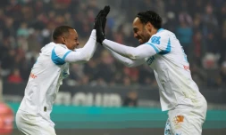 Les attaquants de l'OM Igor Paixao (G) et Pierre-Emerick Aubameyang se congratulent après un but inscrit sur le terrain de Nice, en Ligue 1, le 21 novembre 2025