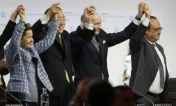 Christina Figueres (g), Ban Ki Moon, Laurent Fabius et François Hollande (d) à l'annonce de l'adoption de l'accord sur le climat au Bourget, le 12 décembre 2015