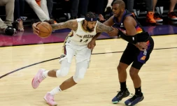 Brandon Ingram des New Orleans Pelicans tente de déborder Chris Paul des Phoenix Suns en match des plays-offs NBA le 19 avril 2022 au Footprint Center à Phoenix