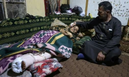 Ahmad Qassoum à cÎté de son épouse Fatima, à Al-Rami, dans la région d'Idleb en Syrie, le 7 décembre 2021