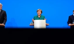 De gauche à droite, le leader de la CSU Horst Seehofer, la chancelière Angela Merkel et le leader du SPD Martin Schulz, au cours d'une conférence de presse à Berlin le 7 février 2018