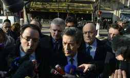 Georges Fenech (c), président de la commission d'enquête parlementaire sur les attentats du 13 novembre, devant le Bataclan à Paris le 17 mars 2016