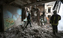 Des secouristes dans les décombres d'une école détruite lors d'une frappe de missiles à Slоviansk (Ukraine), dans la région de Donetsk , le 18 février 2024. 