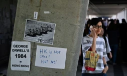 Des affichettes dénonçant le projet de loi visant à autoriser les extraditions vers la Chine sont collées sur un mur près du Conseil législatif à Hong Kong, le 14 juin 2019