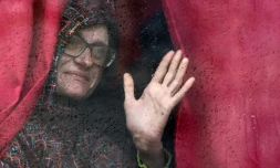 Une femme quitte Severodonetsk en bus, dans la région du Donbass, dans l'est de l'Ukraine, le 13 avril 2022