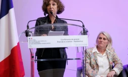 Caroline Semaille, directrice de Santé publique France, aux côtés de la ministre de la Santé, Stéphanie Rist, fait le point sur la situation concernant l'hantavirus lors d'une conférence de presse à Paris, le 12 mai 2026