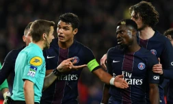 Le capitaine du PSG Thiago Silva (c) conteste une décision de l'arbitre Clément Turpin lors d'un match contre l'OL, le 19 mars 2017 au Parc des Princes