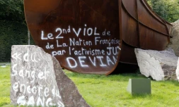 Photo prise le 6 septembre 2015 à Versailles de l'oeuvre "Dirty Corner" de l'artiste britannique Anish Kapoor, à nouveau vandalisée