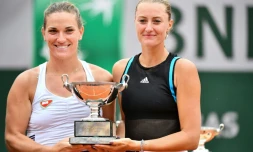 La Française Kristina Mladenovic (d) et la Hongroise Timea Babos remportent le titre en double en finale de Roland-Garros le 9 juin 2019