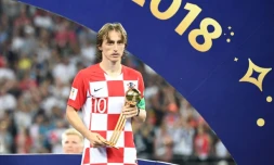 Le milieu de la Croatie Luka Modric pose avec le trophée de meilleur joueur du tournoi à l'issue du Mondial, le 15 juillet 2018 au stade Loujniki à Moscou