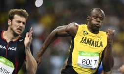 Le Jamaïcain Usain Bolt vainqueur du 200 m et le Français Christophe Lemaitre, 3e, lors des JO de Rio le 18 août 2016