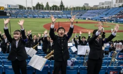 Des membres de l'"oendan" de l'Université Meiji encouragent leur équipe lors d'un match de baseball, le 13 mai 2023 à Tokyo