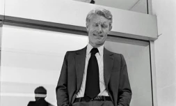 Jean-Claude Decaux, l'inventeur de l'abribus financé par la publicité et fondateur du groupe d'affichage publicitaire JCDecaux, le 21 septembre 1978 à Plaisir-Sainte-Appoline près de Paris