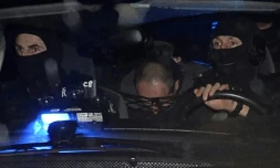 Le suspect Hubert Caouissin à bord d'un véhicule de police le 8 mars 2017 à Pont-de-Buis 