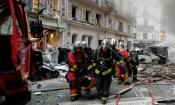 Des pompiers évacuent des blessés après une explosion rue de Trévise à Paris le 12 janvier 2018
