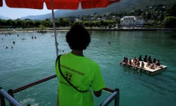 Un sauveteur scrute les eaux du lac du Bourget, en Savoie, le 8 août 2025